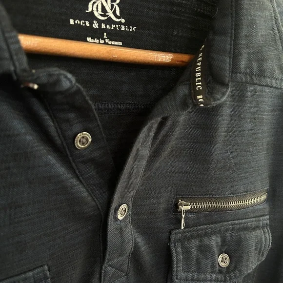 EUC size Large Men’s Rock & Republic navy polo shirt.Love the pockets & detail - Picture 3 of 8